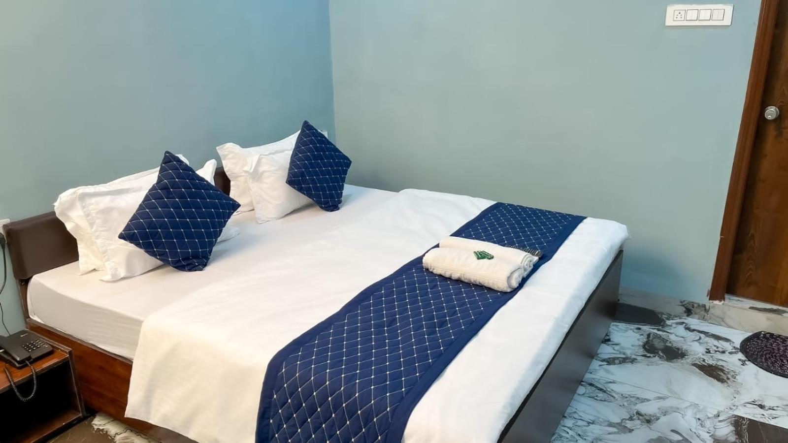Hotel Abhinandan Indore Extérieur photo